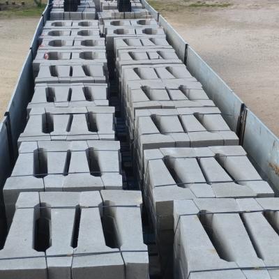 Dal nostro stabilimento direttamente ai cantieri di tutta Italia!  Questa immagine mostrano uno dei nostri carichi più importanti: zavorre per strutture fotovoltaiche in partenza verso la Sardegna in provincia di Cagliari