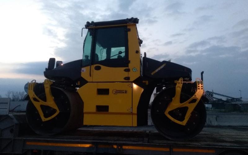 Un rullo compattatore che prepara la base granulare stabilizzata prima della stesa del bitume.